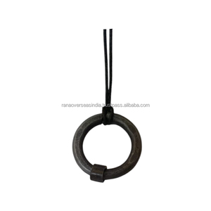 Collar con colgante de hierro Pieza de joyería moderna y elegante perfecta para todas las ocasiones disponible en diversos estilos y tamaños - Product Image 1