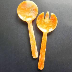 Juego de utensilios para servir ensalada de resina con diseño de remolino en color melocotón beige, vajilla decorativa para cocina, accesorios de mesa, cuchara y tenedor para servir. - Product Image 2