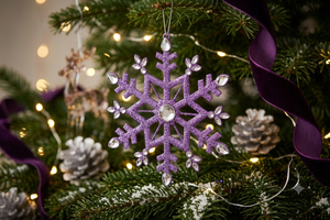 Ornement suspendu pour arbre de Noël en forme de flocon de neige violet pailleté, décoration intérieure, style traditionnel, flocon de neige en métal - Product Image 4