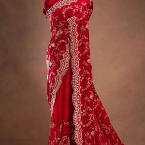 Exclusivo Sari Rojo Vichitra de Diseño con Blusa Elegante, Estilo Étnico Moderno, Última Tendencia India, Ropa de Fiesta Modesta para Mujer - Product Image 1