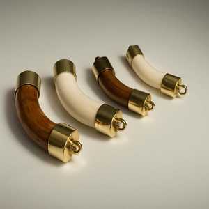 Colgante de Hueso de Buey Tallado a Mano en Forma de Media Luna: Doble Enganche Dorado, Joyería de Hueso Curvado, Hueso Tallado, Fabricante de Joyería de Hueso Natural - Product Image 1