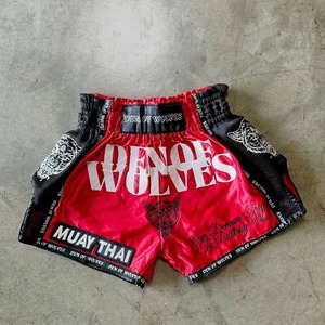 Shorts de Muay Thai Den Of Wolves rouge et noir avec impression par transfert thermique, vêtements de sport pour hommes - Product Image 1