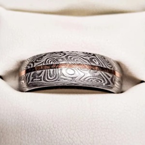 Bague en acier Damas avec insert en or rose, alliance pour homme, ajustement confortable, motif grain de bois unique, faite à la main, garantie 3 ans, pour le marié - Product Image 4