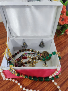 Boîte à bijoux artisanale fantaisie avec broderie florale perlée multicolore, boîte de rangement personnalisable avec logo, format voyage - Product Image 6