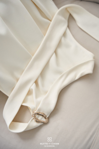 Blusa sin mangas color crema para mujer con panel de bufanda, detalle metálico en el hombro, top elegante drapeado, poliéster y elastano MIRVEN - Product Image 6