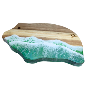 Planche à découper en bois irrégulière faite à la main avec design vague océanique en résine, décoration de cuisine côtière - Product Image 1