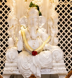 Escenario Decorativo de Lujo para Bodas Tradicionales Tamilas, Diseño Clásico Premium para Recepciones, Fondo Desmontable con Motivos Jali y Ganesha - Product Image 3