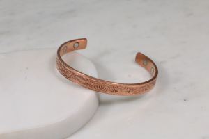 Brazalete Magnético de Cobre para Alivio del Dolor de Artritis - Diseño Ajustable con Nudo Celta Grabado en Latón - Product Image 4