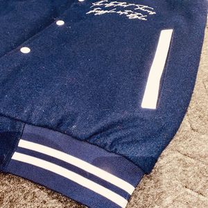 Chaqueta universitaria azul y blanca para hombre, estilo Letterman, tipo bomber, con mangas de patchwork y botones. - Product Image 4