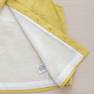 เสื้อกล้ามคอวีติดกระดุมสำหรับผู้หญิง OEM พรีเมียม ผลิตจากผ้าฝ้าย 100% ซับในเนื้อนุ่มระบายอากาศได้ดี ย้อมสีแบบเป็นมิตรต่อสิ่งแวดล้อม ผลิตในอินเดีย - Product Image 3