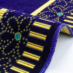 Alfombra de Oración Ligera Hecha a Máquina para Hombres y Mujeres Musulmanes, Antideslizante, Nuevo Diseño, Colores Personalizados para Viajes y Uso en el Hogar - Product Image 4