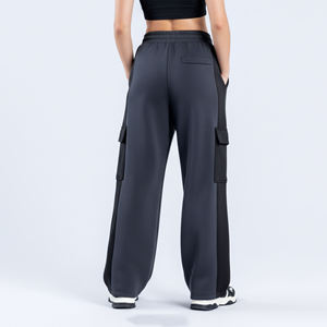 Pantalon cargo gris en molleton pour femme avec logo personnalisé, taille haute élastique, coupe ample, longueur intégrale, style streetwear, logo transfert thermique sur la jambe droite - Product Image 2