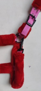 Harnais pour cheval en polaire rouge avec sangles en nylon rose et boucles noires, avec couleur et logo personnalisés, quincaillerie en laiton zinc, tailles en gros - Product Image 3