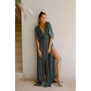 Vestido maxi de verano casual de estilo bohemio con cuello en V profundo, manga casquillo, plisado, de gasa, con abertura alta y ajuste holgado, en tendencia, al por mayor - Product Image 1
