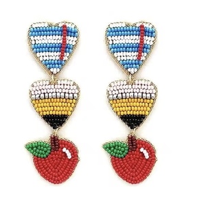 Boucles d'oreilles pendantes à thème enseignant, ornées de perles, faites à la main, avec perroquet, de la marque BaubleBar - Product Image 1