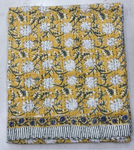 Couvre-lit Kantha en coton bleu imprimé à la main Silkgram, style traditionnel indien, plié, pour la décoration de la maison - Product Image 4