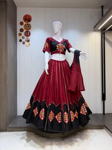 ชุดผ้าฝ้ายวัติกัน Ramkdu แบบ Chaniya Choli พร้อมงานปัก Gamthi อย่างประณีต ผ้าคลุมไหล่แบบมีเฉดสี เหมาะสำหรับงานเทศกาล Navratri และ Garba - Product Image 1
