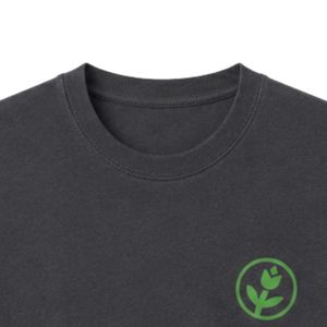 เสื้อยืดโอเวอร์ไซส์สีเทาเข้มสำหรับผู้ชาย แขนสั้น ผ้าฝ้าย คอกลม พิมพ์ลายโลโก้ที่อกเล็กน้อย สไตล์ลำลอง สตรีทแวร์ ทรงหลวม แฟชั่นทันสมัย - Product Image 5