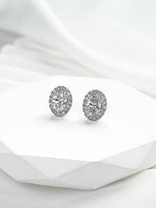 Fournisseurs de bijoux personnalisés : Boucles d'oreilles en or 14K avec moissanite taille ovale et micro-pavé halo – Réseau de grossistes d'usine - Product Image 2