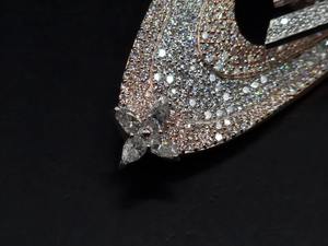 Pendentif diamant minimaliste très demandé pour le bureau ou un usage quotidien, disponible au prix export. - Product Image 2