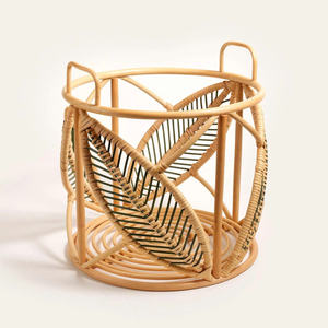 Panier décoratif en rotin tressé à la main avec motif de feuilles, style ouvert, élégant organiseur pour la décoration intérieure. - Product Image 1
