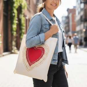 Sac fourre-tout en coton peint à la main avec motif cœur, qualité supérieure, fait main, sac à bandoulière artistique, disponible à la vente en gros - Product Image 4