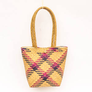 Bolso tote de paja con forma de trapezio - Patrón geométrico tejido a mano en una llamativa combinación de colores rosa y morado - Product Image 1