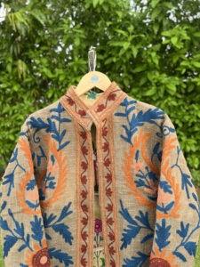 เสื้อแจ็คเก็ตบอมเบอร์ผ้าฝ้ายปักลายดอกไม้สีเบจสำหรับผู้หญิง แบรนด์ Handloom Haven งานแฮนด์เมด สไตล์โบฮีเมียน ลายชนเผ่า เหมาะสำหรับฤดูหนาวและฤดูร้อน - Product Image 5
