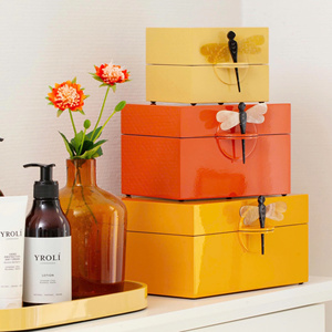 Caja de Almacenamiento con Acabado Brillante Ecológico de Diseño Estético con Acento de Libélula, Caja de Regalo Moderna de Lujo Hecha a Mano - Product Image 2