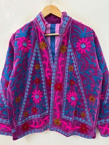 Chaqueta corta de terciopelo con bordado Suzani, chaqueta artesanal, abrigo vintage, regalo de Navidad para mujer, chaqueta de invierno, atuendo para el Día de Acción de Gracias - Product Image 4