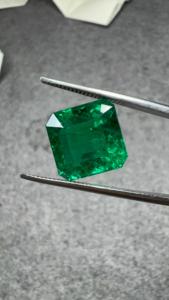 Émeraude naturelle zambienne de 8,65 carats, forme octogonale carrée, grande pierre précieuse verte intense, pour bijoux fins sur mesure de luxe - Product Image 3