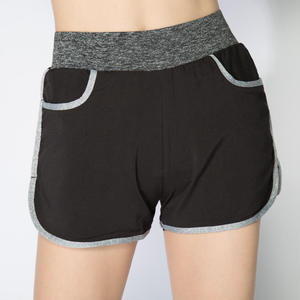 Shorts de sport taille haute pour femme, noir avec bordure rose, taille élastique, séchage rapide, tissu tricoté, poches, coupe classique - Product Image 3