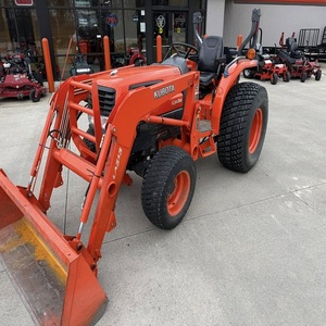 Tracteur compact professionnel Kubota 4x4, diesel, avec pompe intégrée, conçu pour l'efficacité agricole et de jardinage. - Product Image 6