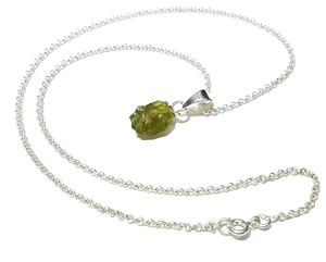 Colgante de Peridoto Natural en Bruto, Plata de Ley 925 Sólida, Engaste de Bisel Hecho a Mano, Collar de Piedra Preciosa en Bruto, Joyería de Regalo - Product Image 1
