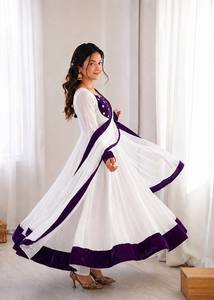 ชุดอนาร์คาลีสีขาวสง่างามสำหรับผู้หญิงชุดเดรสสไตล์ชนเผ่าบานพร้อม dupatta | คอลเลกชันเครื่องแต่งกายงานปาร์ตี้ - Product Image 2