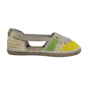 Venta caliente Sandalias planas para mujer Nuevas alpargatas de tela de rafia de moda con construcción de punto a mano para caminar - Product Image 1