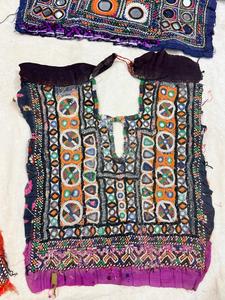 Encolure de robe indienne vintage Banjara faite à la main avec broderie miroir et patchs sur coton pour embellir les vêtements - Product Image 4