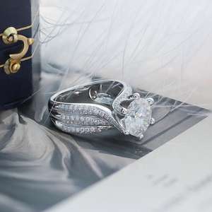 Anillo de Compromiso Moderno con Tres Hilos de Moissanita de Corte Brillante Redondo de 3.00 CT, Plata de Ley 925, Regalo para Aniversario de Bodas o Fiestas - Product Image 6