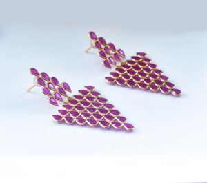 Pendientes de Oro de 18K con Rubí Natural, Diseño de Araña de Múltiples Niveles, Gema Magenta con Corte de Pera, Estilo Lágrima - Product Image 2