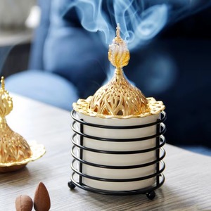 Brûleur d'encens en laiton doré avec couvercle en dôme orné, support décoratif d'aromathérapie, utilisation toute saison - Product Image 3