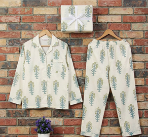 Camiseta Térmica de Manga Larga con Cuello en V para Mujer, Diseño Floral/Sólido Dibujado a Mano, Bordado a Máquina, Suave, Lisa y Transpirable, TheFabira - Product Image 1