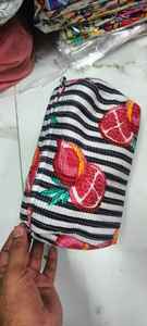 กระเป๋าเครื่องสำอางแบบควิลท์ทำมือลายพิมพ์บล็อกอินเดียผ้าฝ้ายขนาดใหญ่ ชุดกระเป๋าใส่ของอเนกประสงค์ เป็นมิตรกับสิ่งแวดล้อม กันน้ำ พร้อมซิป - Product Image 3