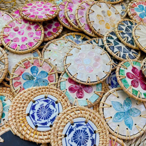 Plato Rústico con Incrustaciones de Ratán TUYET DUNG, Estilo Clásico con Flores, Regalo Festivo para Decoración de Cafeterías, Hecho en Vietnam - Product Image 1