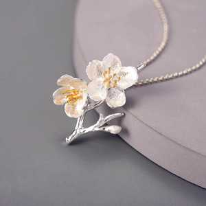 จี้ซากุระวินเทจสุดหรูจาก NIKHIL GEMS ชุบทองบนเงินแท้ ดีไซน์ดอกซากุระอันละเอียดอ่อน เหมาะเป็นของขวัญสำหรับงานหมั้น - Product Image 1