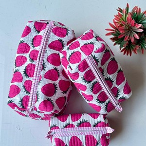 Ensemble de trousses de toilette imprimées fraises, grandes sacoches de rangement textiles multifonctions pour le voyage et l'usage quotidien - Product Image 4