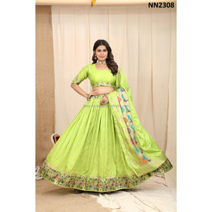 Lehenga choli แบบดั้งเดิม

ได้รับสัมผัสแบบดั้งเดิมกับรูปลักษณ์ของคุณประดับด้วยวัสดุ jacquard lehenga ที่ตกแต่งด้วย All-O - Product Image 2