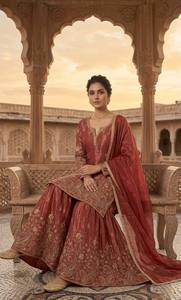 Ensemble Sharara Gharara Kurti brodé de créateur pakistanais, en soie, coupe ajustée, broderies et sequins, personnalisable, ethnique - Product Image 2