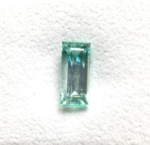 Piedra de esmeralda verde natural de 6.57 quilates con corte baguette para la elaboración de joyería fina. - Product Image 3