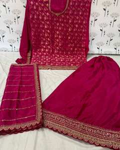 "Ensemble Gharara chinon lourd avec Dupatta brodé, intérieur en soie crêpe et style palazzo cousu" - Product Image 3