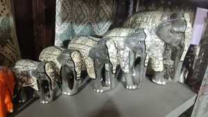 Elefante Decorativo de Papel Maché de Cachemira, Elefante Artesanal de Cachemira, Escultura de Elefante Pintada a Mano de Cachemira - Product Image 2